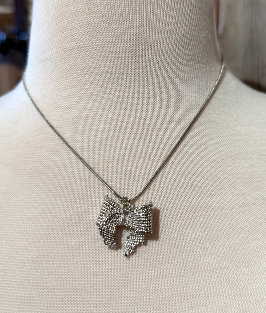 BOW CHARM NECKLACE
